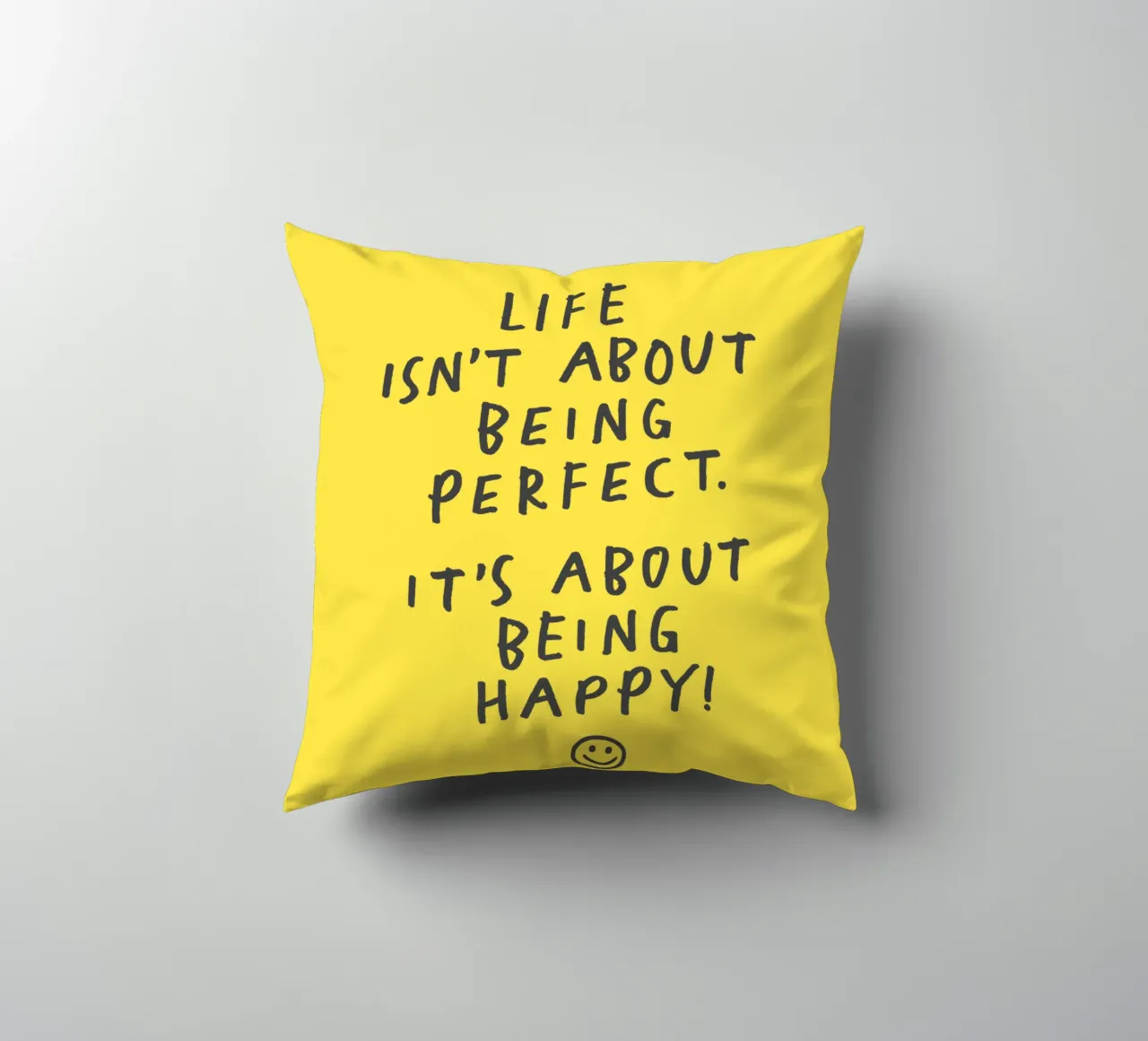 La vita non è fatta per essere perfetti, ma per essere felici cuscino da THE MOTIVATED TYPE