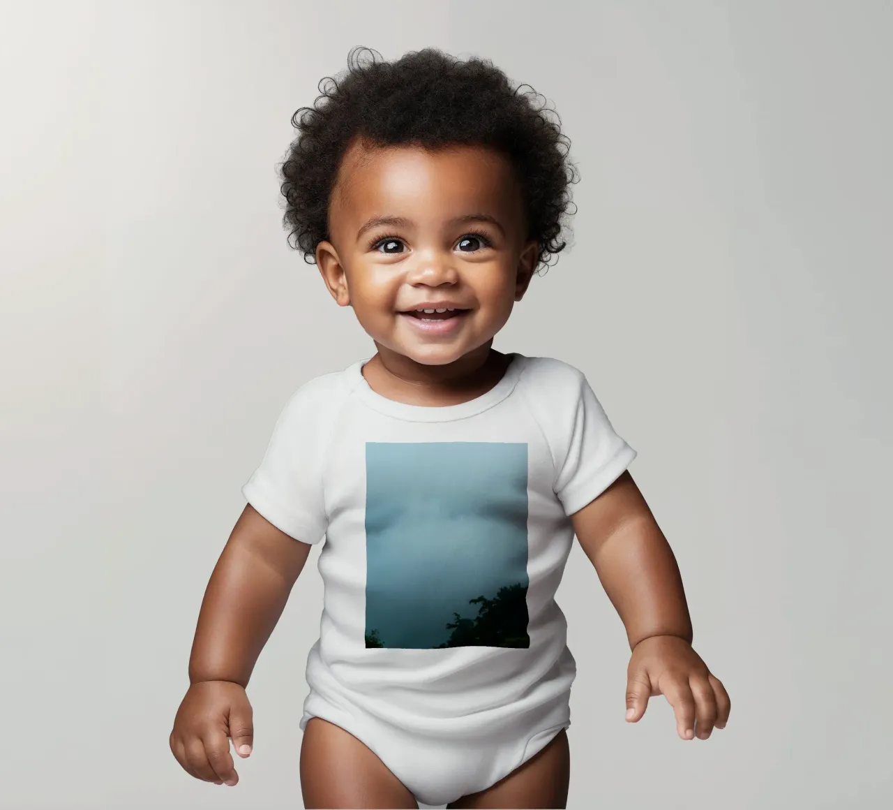 Neblige Landschaft mit Bäumen, die eine beruhigende Atmosphäre schaffen Kurzarm Babybody von DesignDoodle