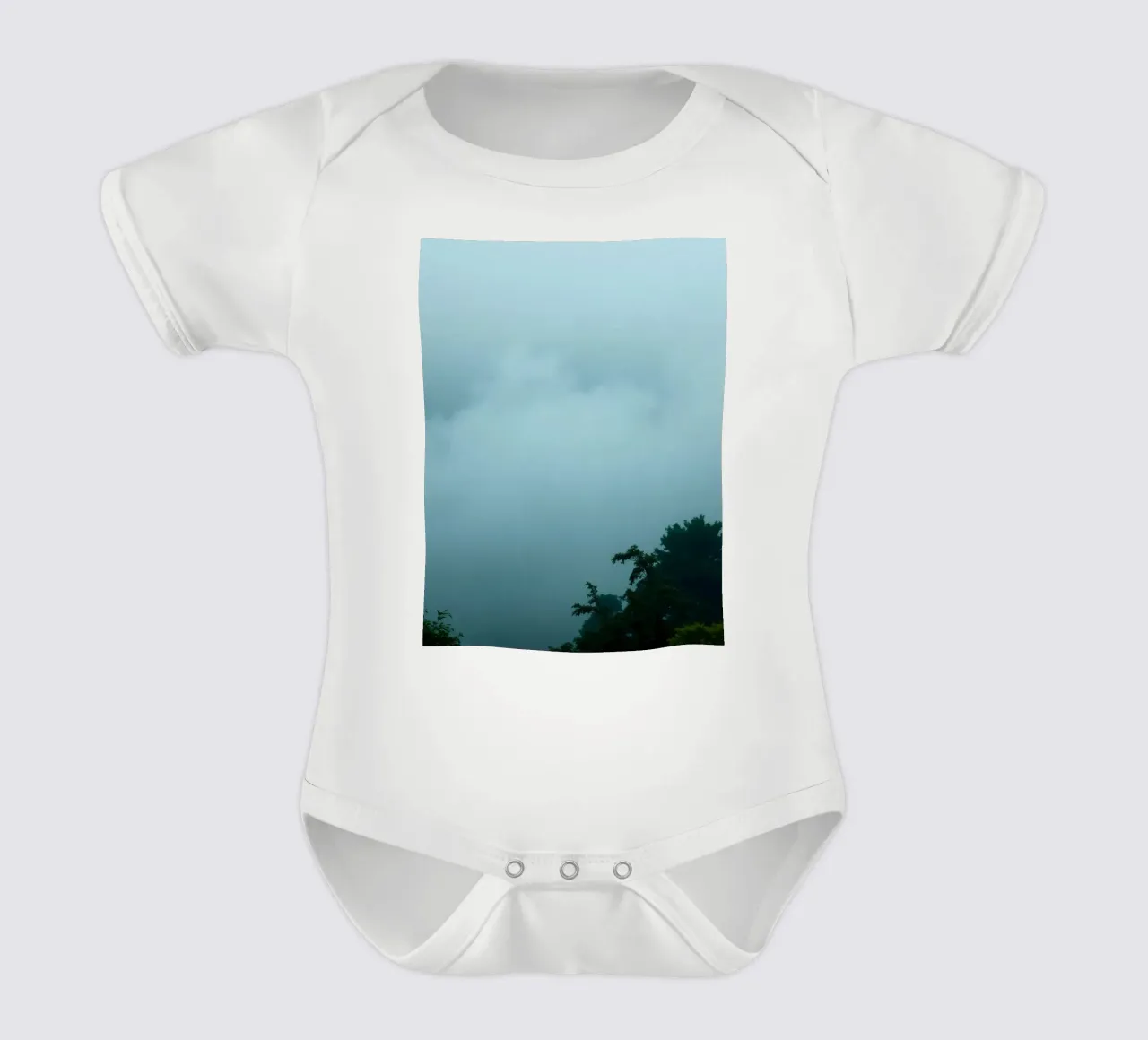 Neblige Landschaft mit Bäumen, die eine beruhigende Atmosphäre schaffen Kurzarm Babybody von DesignDoodle