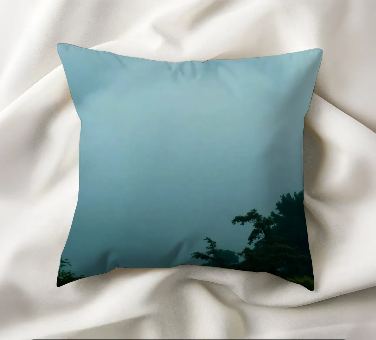 Neblige Landschaft mit Bäumen, die eine beruhigende Atmosphäre schaffen Kissen von DesignDoodle