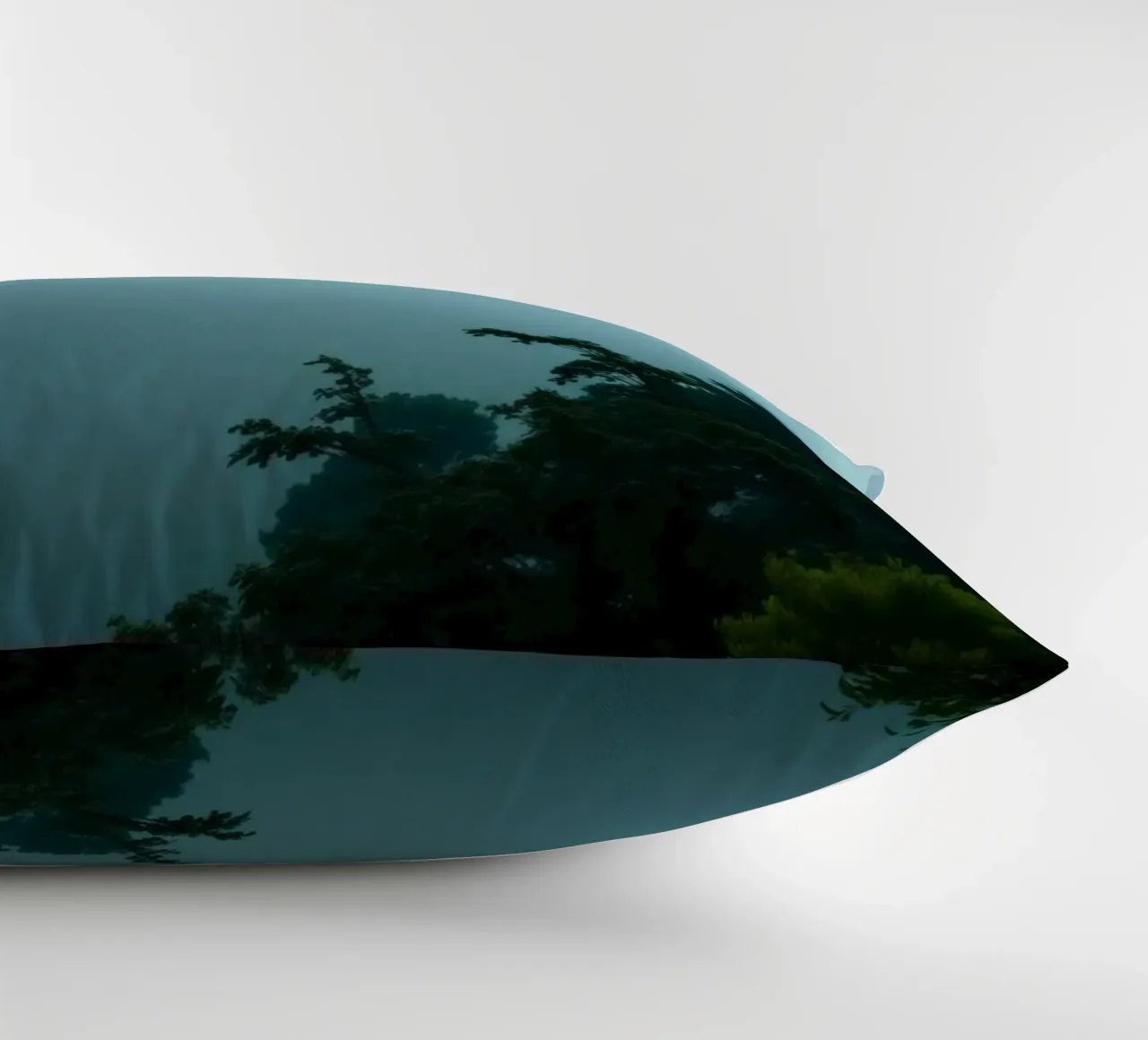 Neblige Landschaft mit Bäumen, die eine beruhigende Atmosphäre schaffen Kissen von DesignDoodle