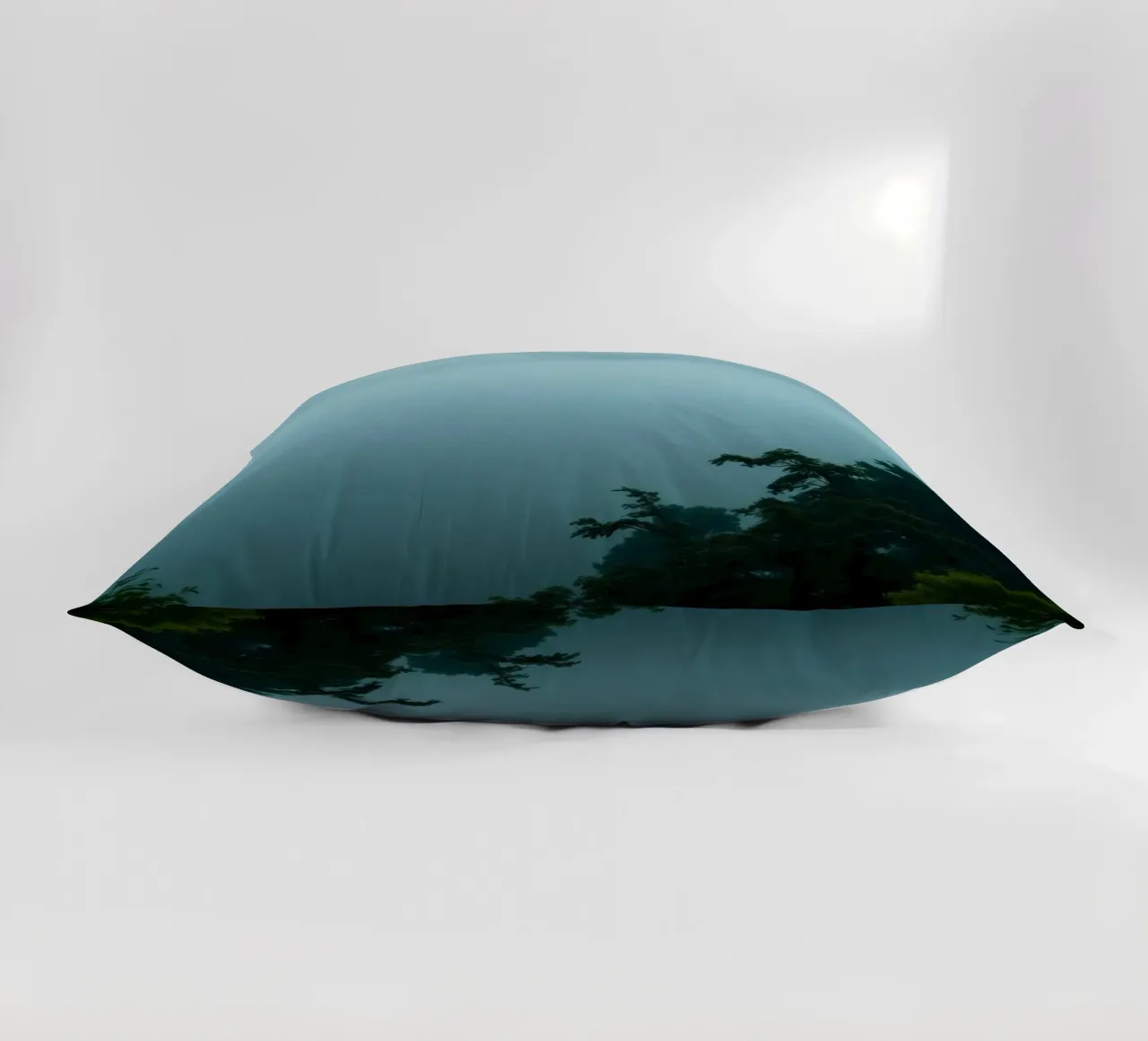Paesaggio nebbioso con alberi, che crea un'atmosfera rilassante cuscino da DesignDoodle