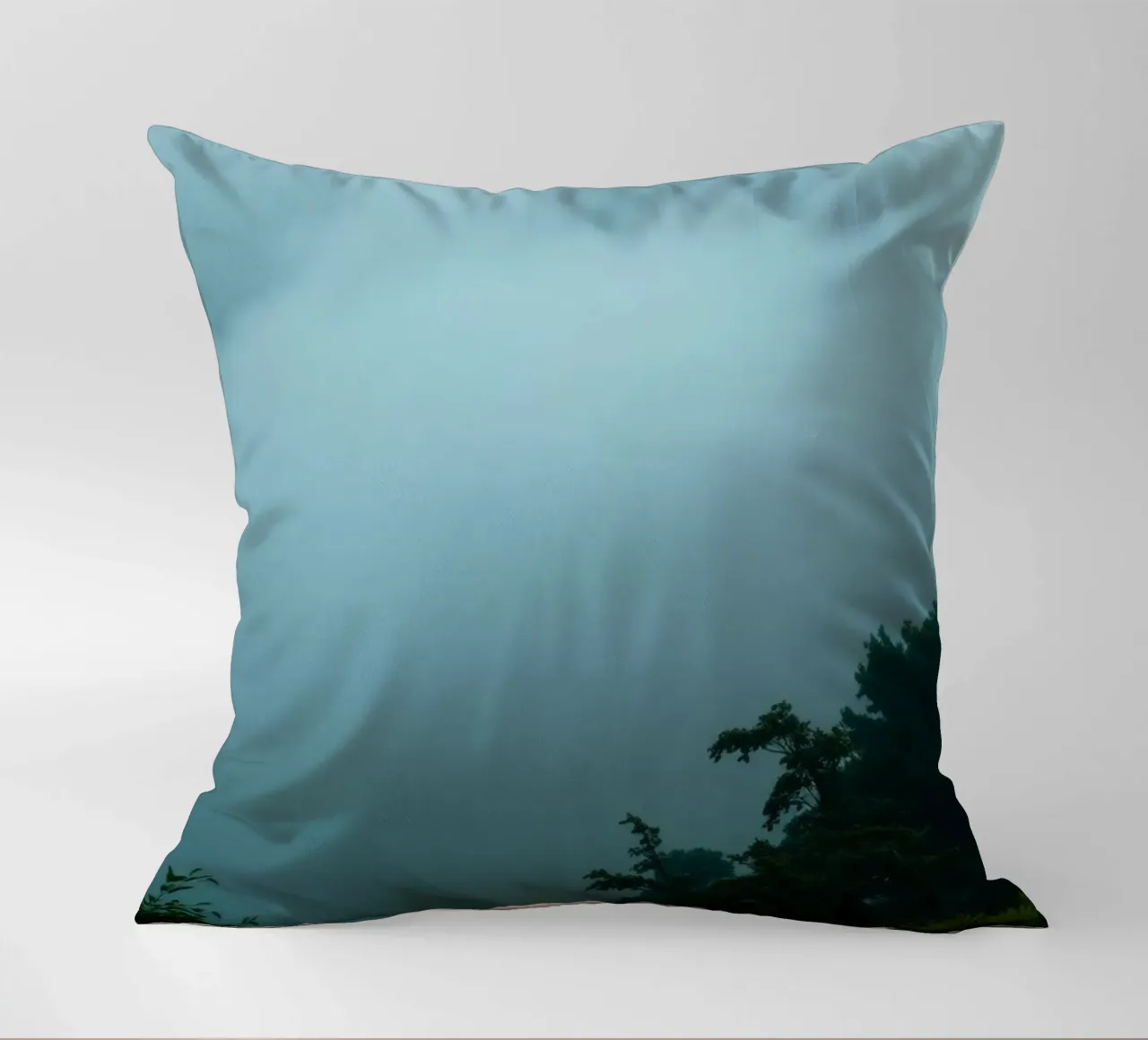 Neblige Landschaft mit Bäumen, die eine beruhigende Atmosphäre schaffen Kissen von DesignDoodle