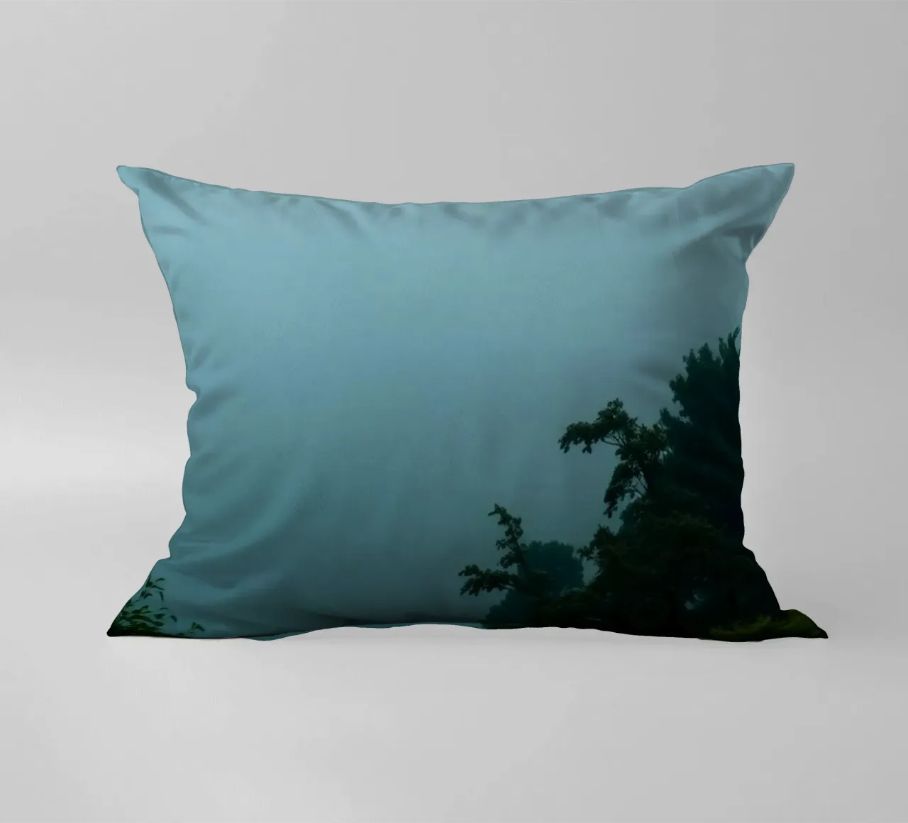 Neblige Landschaft mit Bäumen, die eine beruhigende Atmosphäre schaffen Kissen von DesignDoodle