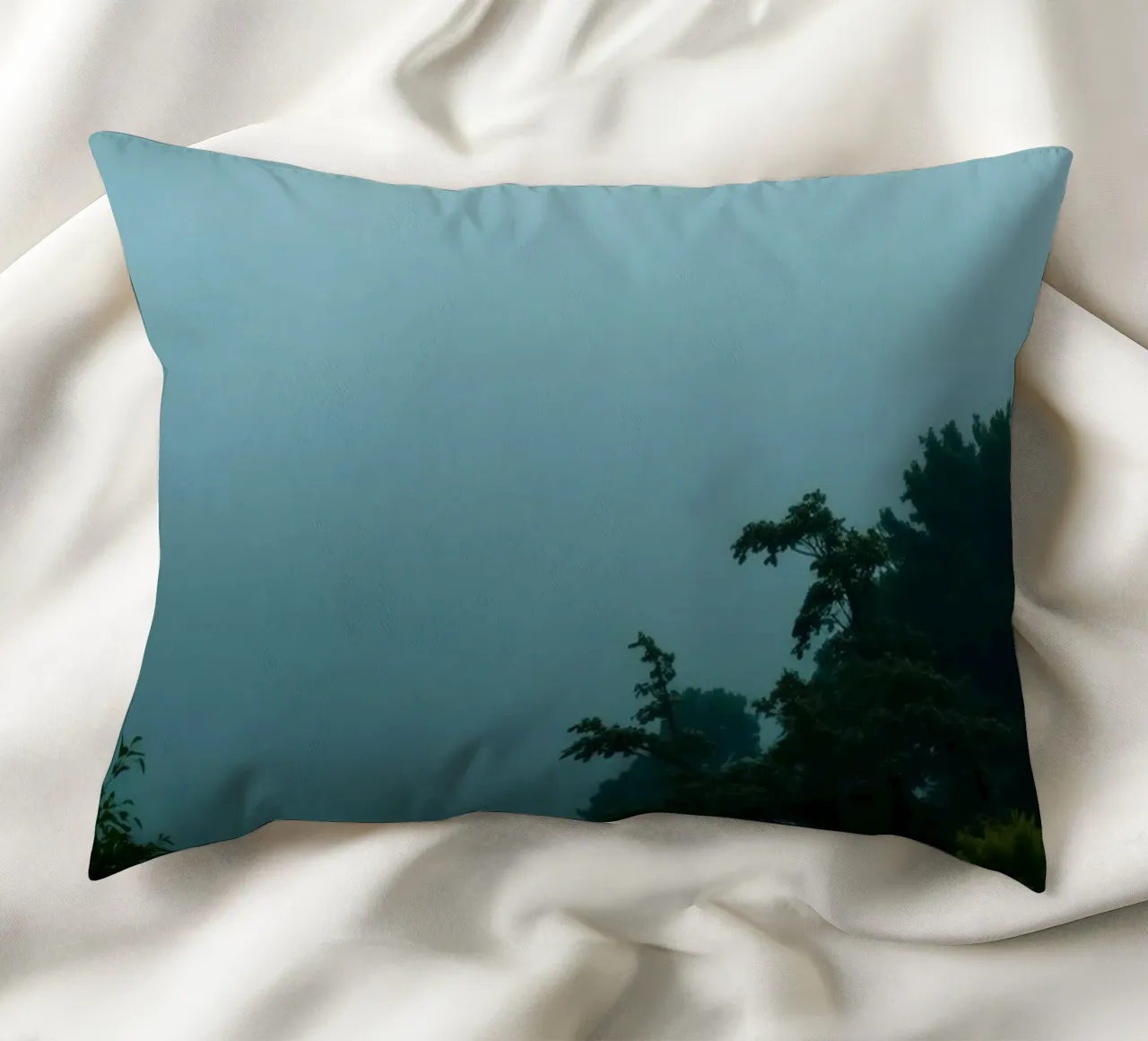 Neblige Landschaft mit Bäumen, die eine beruhigende Atmosphäre schaffen Kissen von DesignDoodle