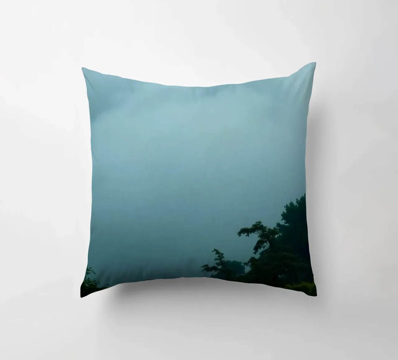 Neblige Landschaft mit Bäumen, die eine beruhigende Atmosphäre schaffen Kissen von DesignDoodle