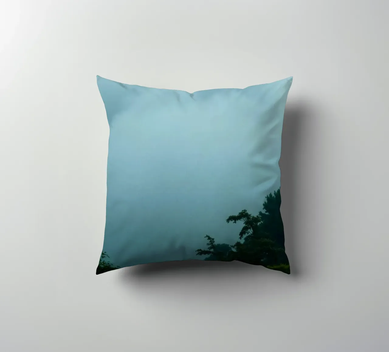 Neblige Landschaft mit Bäumen, die eine beruhigende Atmosphäre schaffen Kissen von DesignDoodle