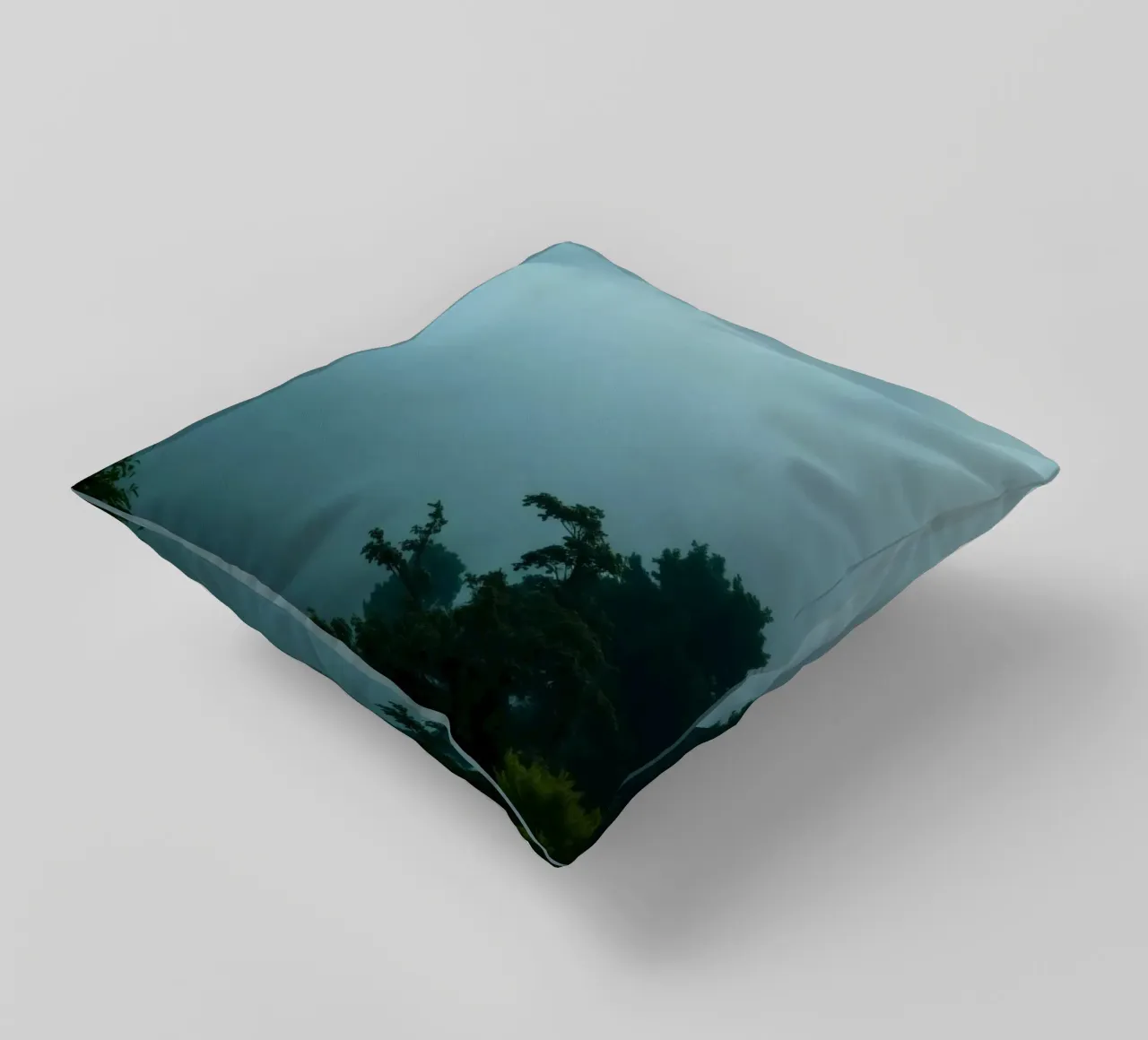 Neblige Landschaft mit Bäumen, die eine beruhigende Atmosphäre schaffen Kissen von DesignDoodle