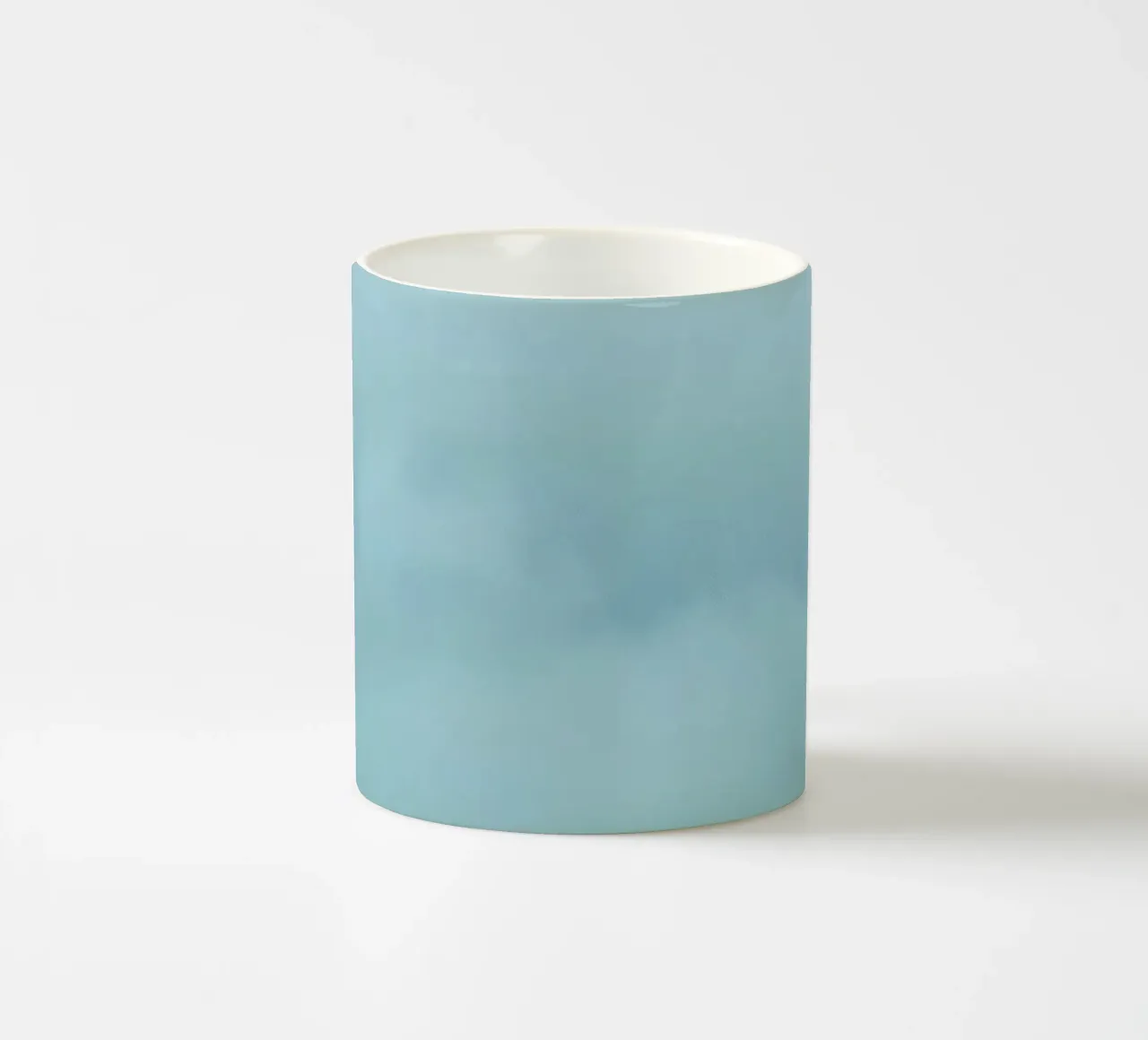 Paesaggio nebbioso con alberi, che crea un'atmosfera rilassante tazza in ceramica da DesignDoodle