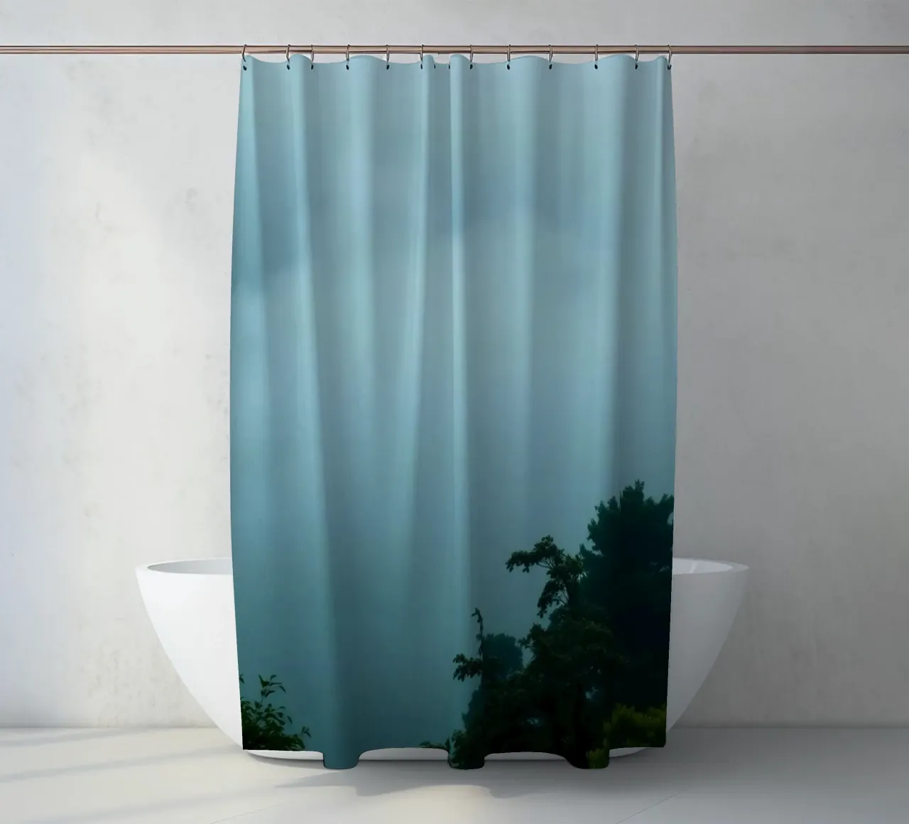 Paesaggio nebbioso con alberi, che crea un'atmosfera rilassante tenda da doccia da DesignDoodle