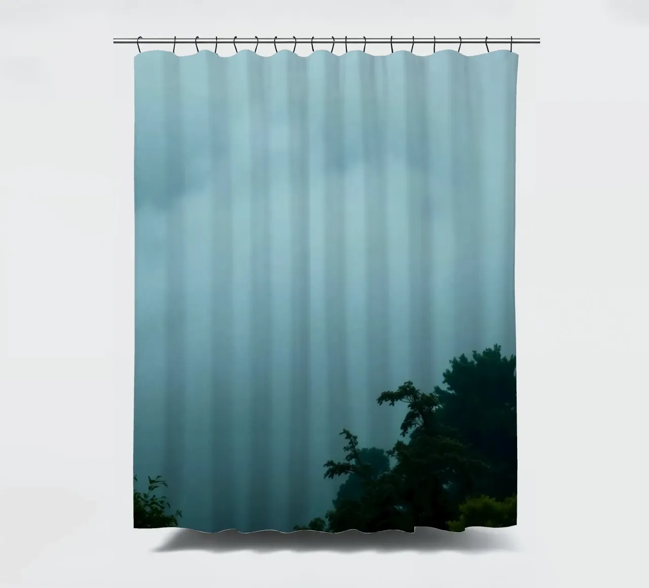 Paesaggio nebbioso con alberi, che crea un'atmosfera rilassante tenda da doccia da DesignDoodle