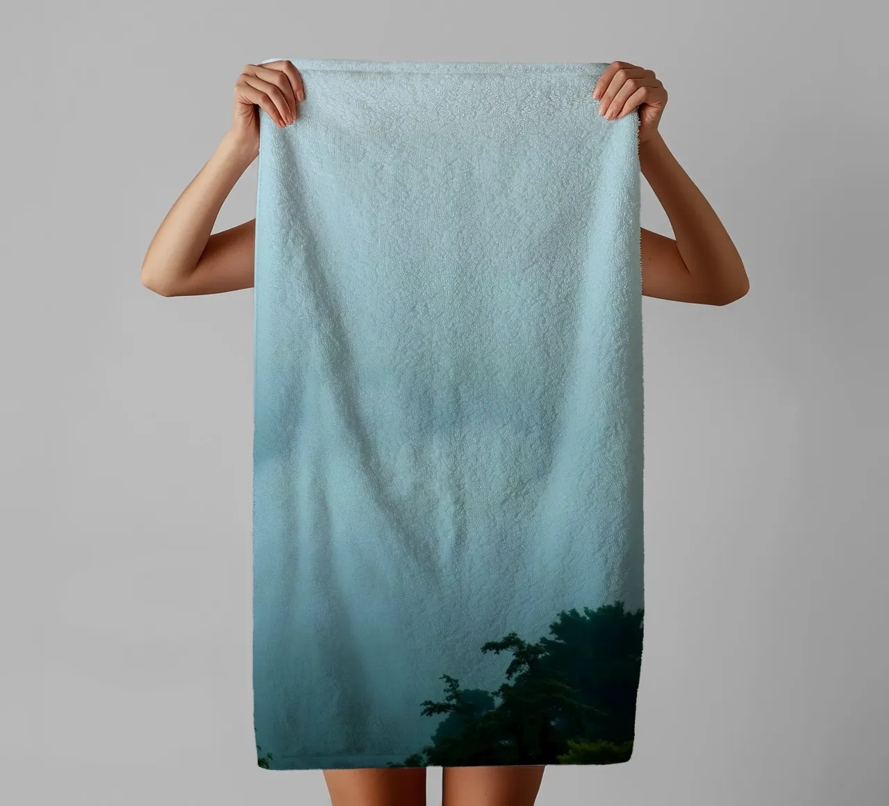Neblige Landschaft mit Bäumen, die eine beruhigende Atmosphäre schaffen Handtuch von DesignDoodle