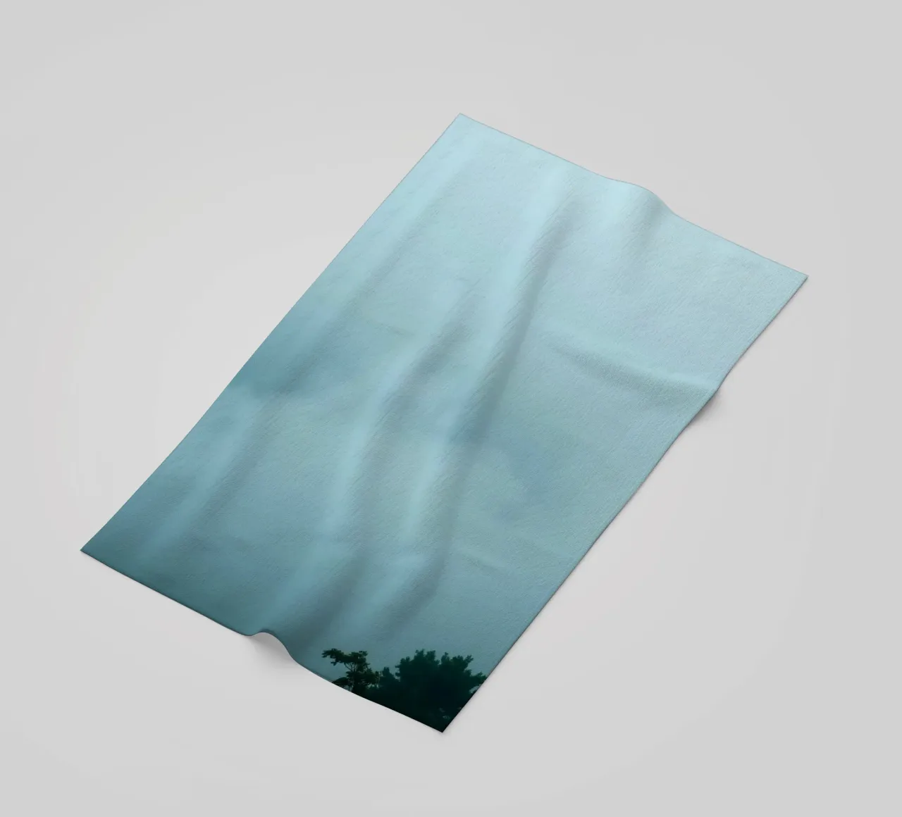 Paesaggio nebbioso con alberi, che crea un'atmosfera rilassante telo mare da DesignDoodle