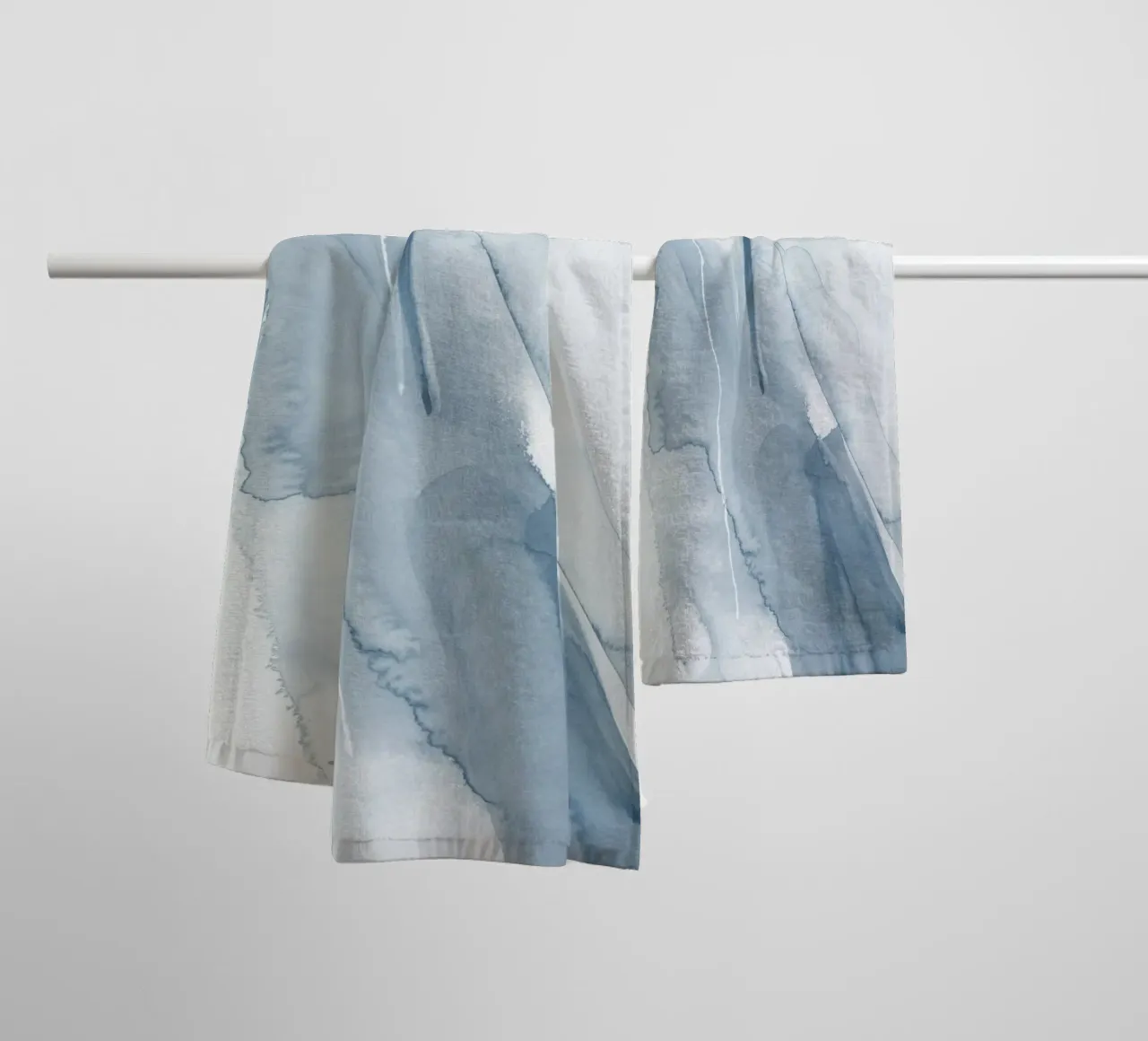 Pennellate di toni blu 1 asciugamano da bagno da NouveauPrints