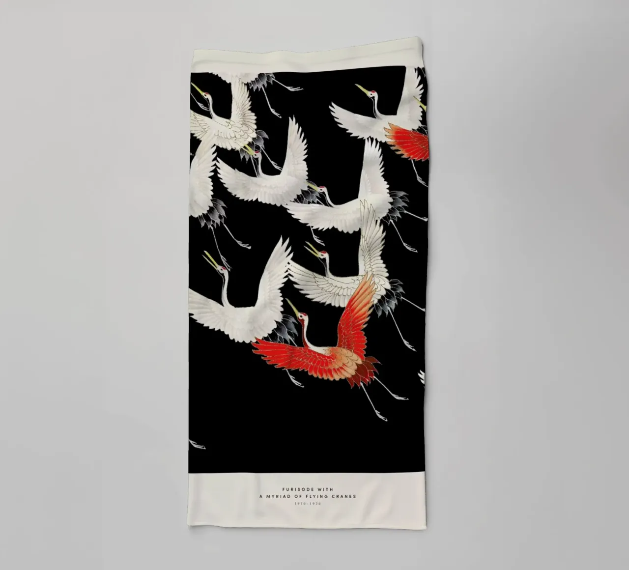 Furisode with a Myriad of Flying Cranes asciugamano da bagno da Vintage by JUNIQE