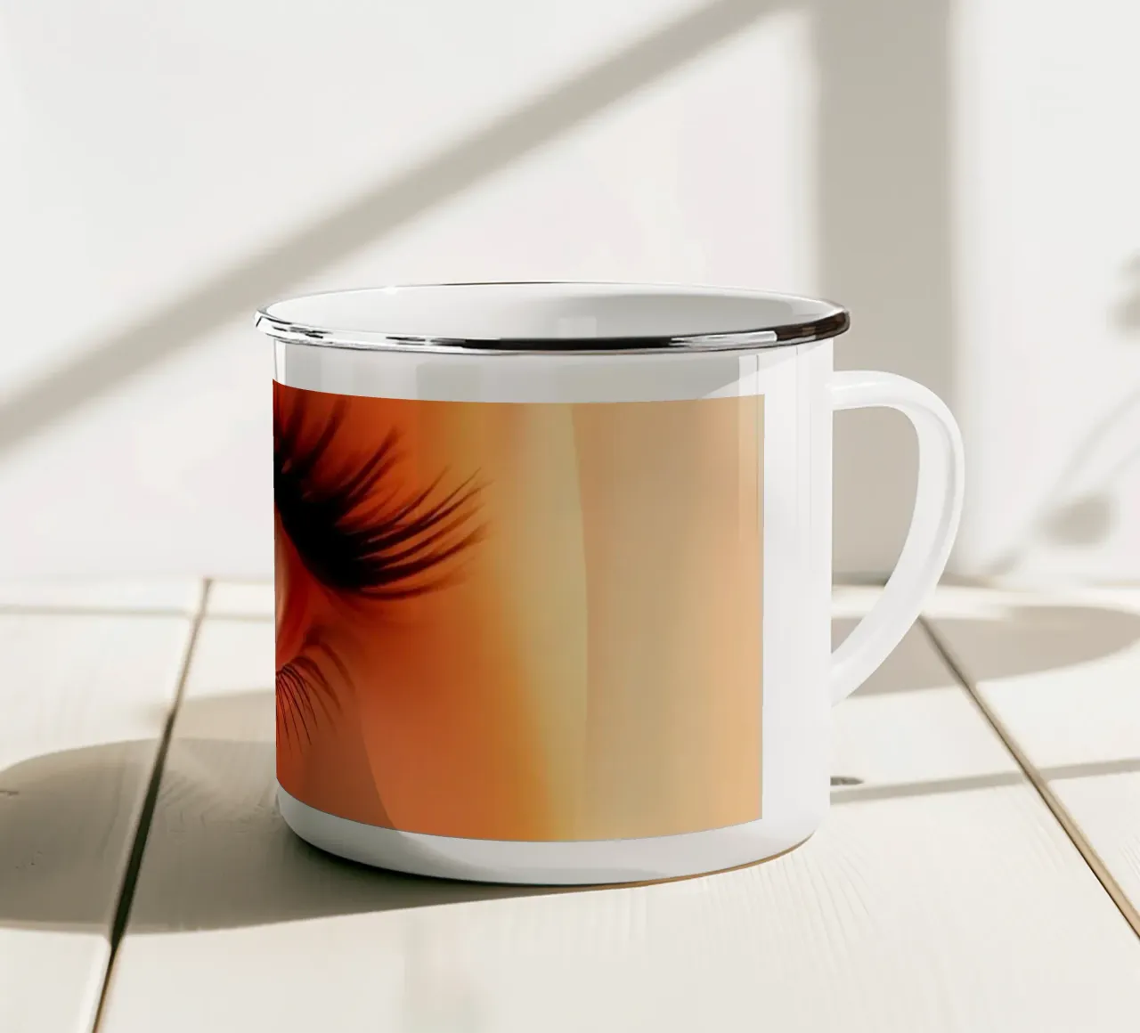 Primo piano di un occhio di donna con illuminazione soffusa tazza in smalto da DesignDoodle