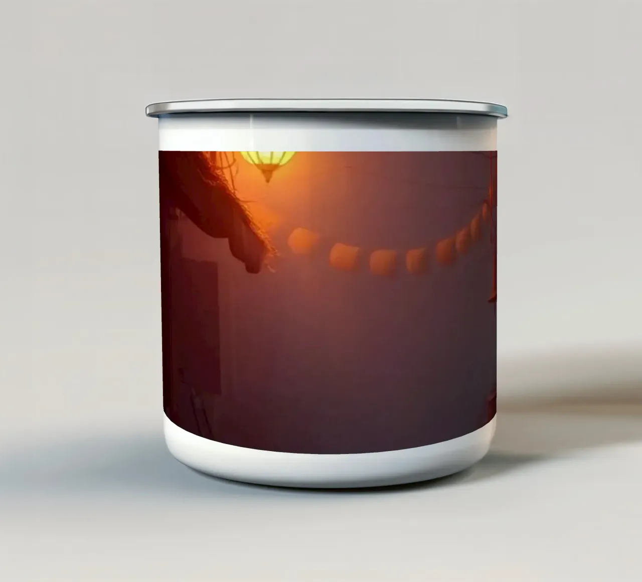 Incantevole vicolo con lanterne calde e nebbiolina tazza in smalto da DesignDoodle