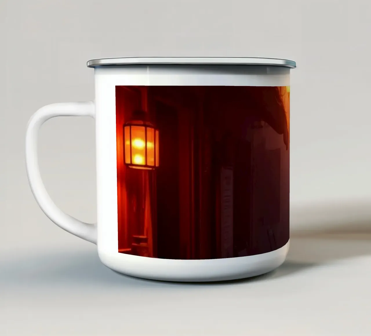 Incantevole vicolo con lanterne calde e nebbiolina tazza in smalto da DesignDoodle