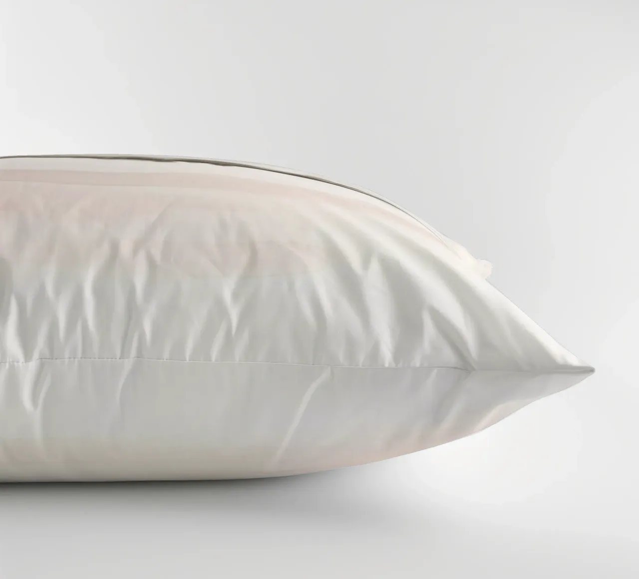 Zacht koraal en grijze bergen kussen van NouveauPrints