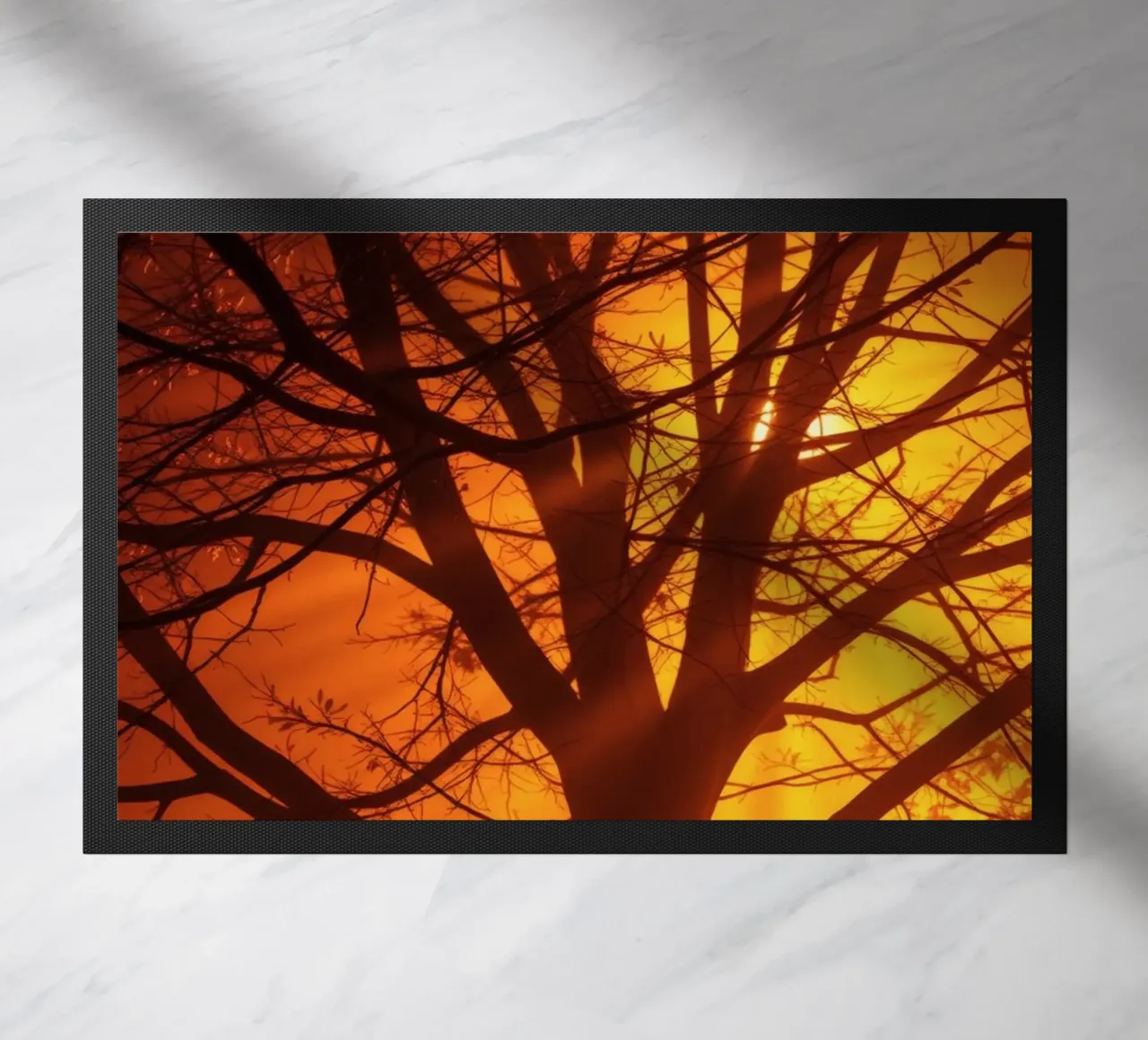 silhouette di un albero su uno sfondo arancione vibrante con zerbino da DesignDoodle