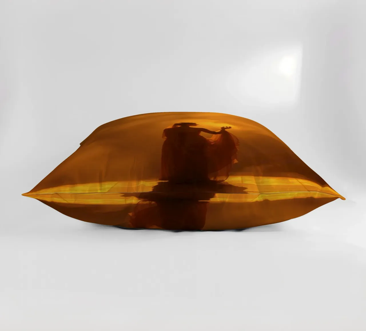 Elegante silhouette circondata da luce calda e foschia cuscino da DesignDoodle