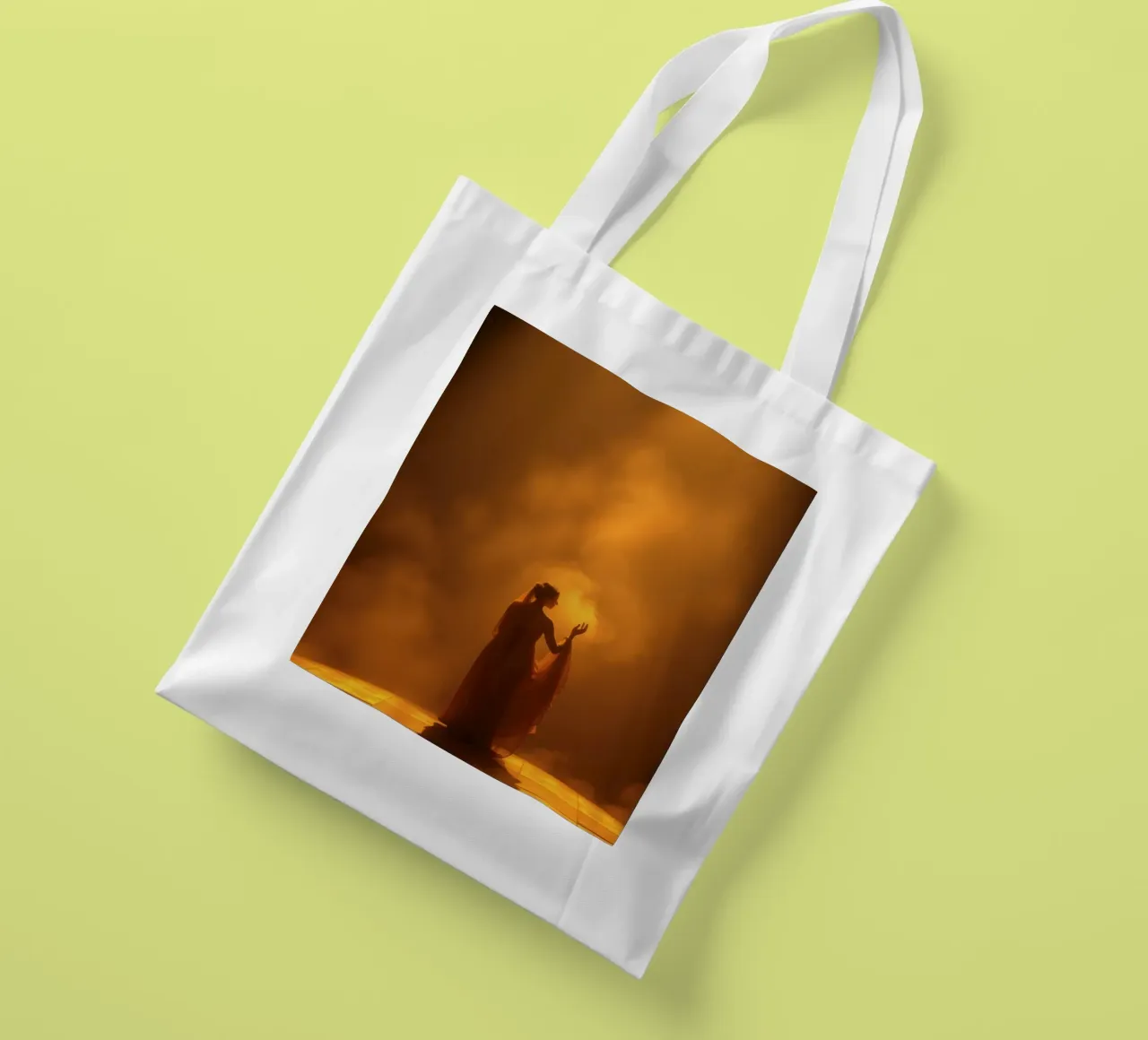 Elegante silhouette circondata da luce calda e foschia borsa in juta da DesignDoodle