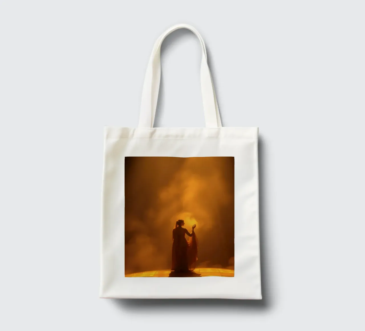Elegante silhouette circondata da luce calda e foschia borsa in juta da DesignDoodle