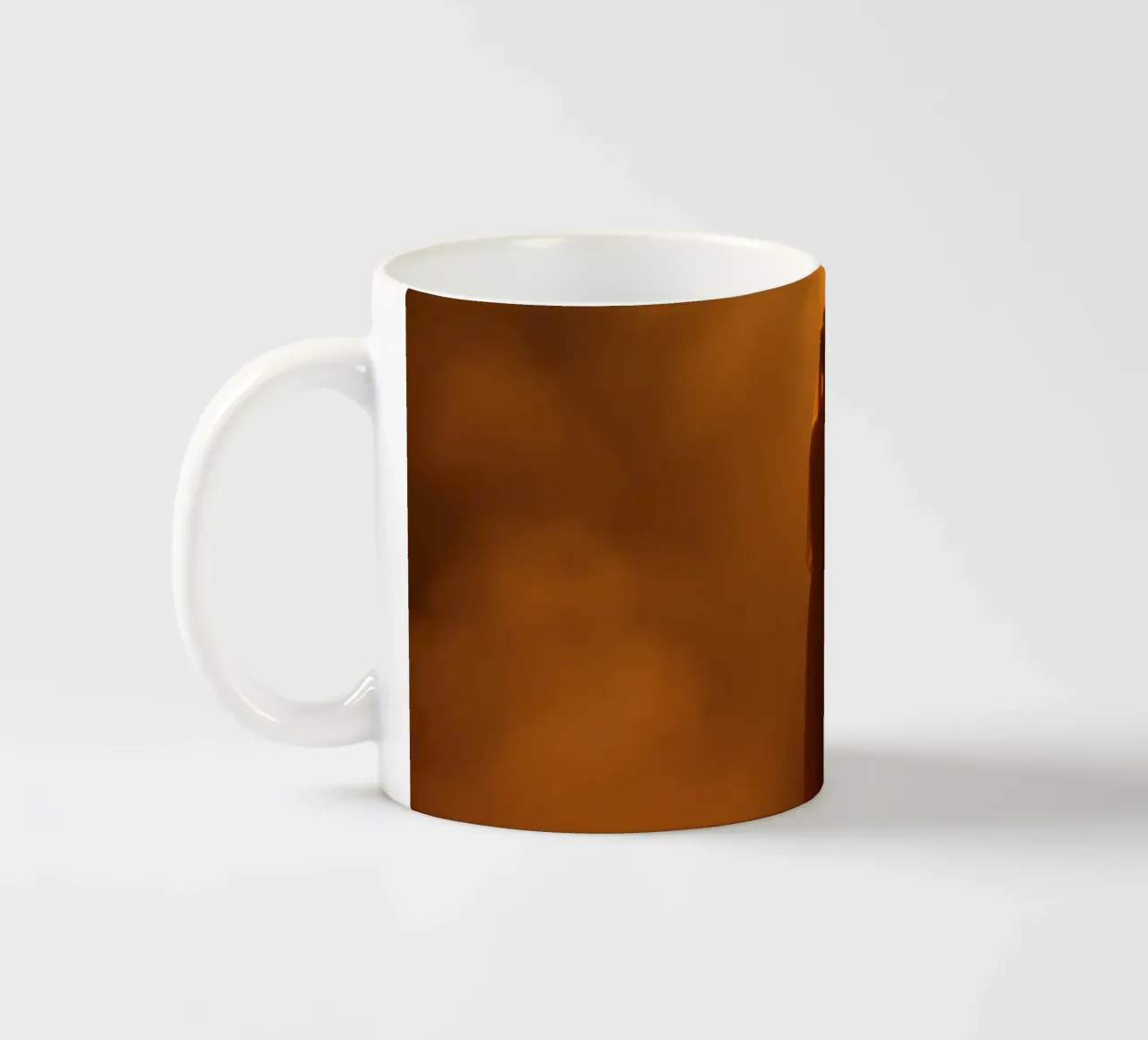 Elegante silhouette circondata da luce calda e foschia tazza in ceramica da DesignDoodle
