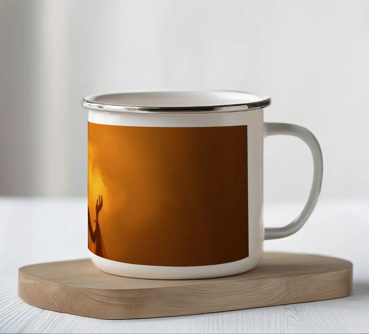 Elegante silhouette circondata da luce calda e foschia tazza in smalto da DesignDoodle