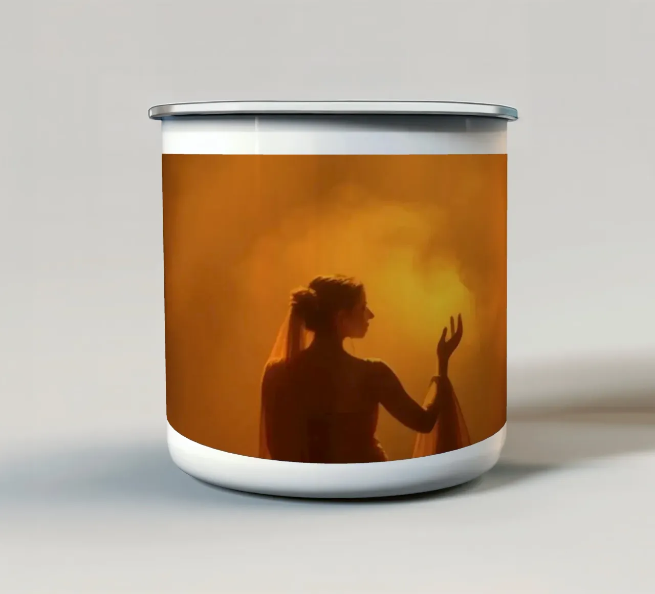 Elegante silhouette circondata da luce calda e foschia tazza in smalto da DesignDoodle