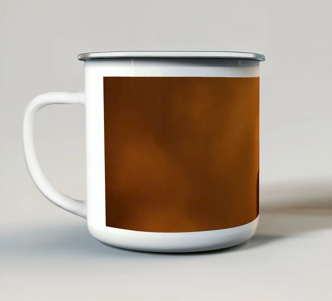 Elegante silhouette circondata da luce calda e foschia tazza in smalto da DesignDoodle