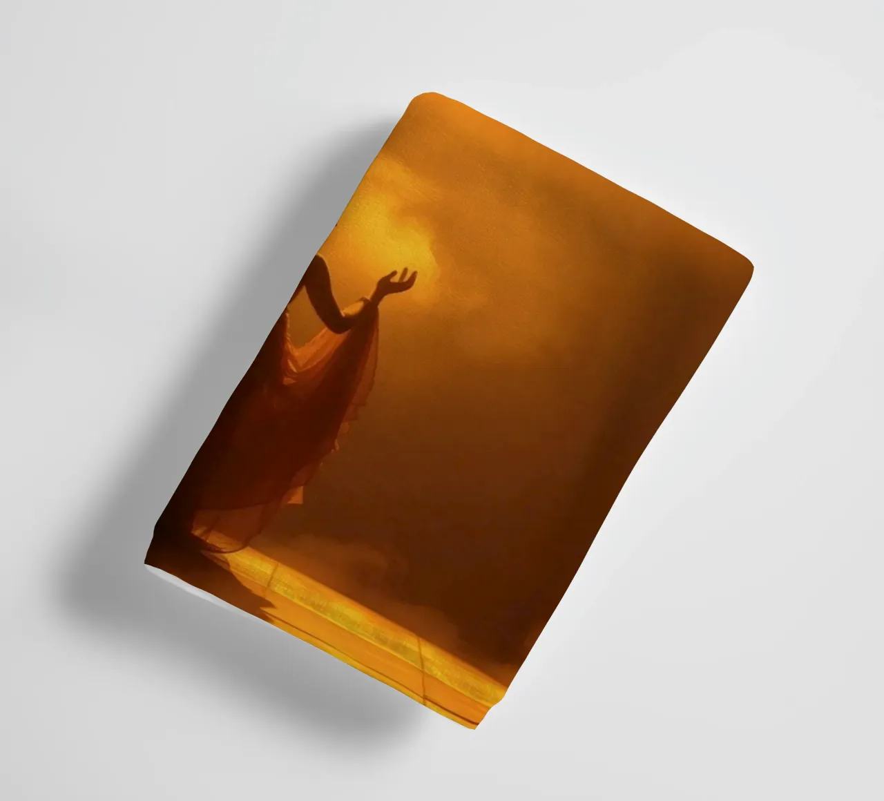 Elegante silhouette circondata da luce calda e foschia asciugamano da bagno da DesignDoodle