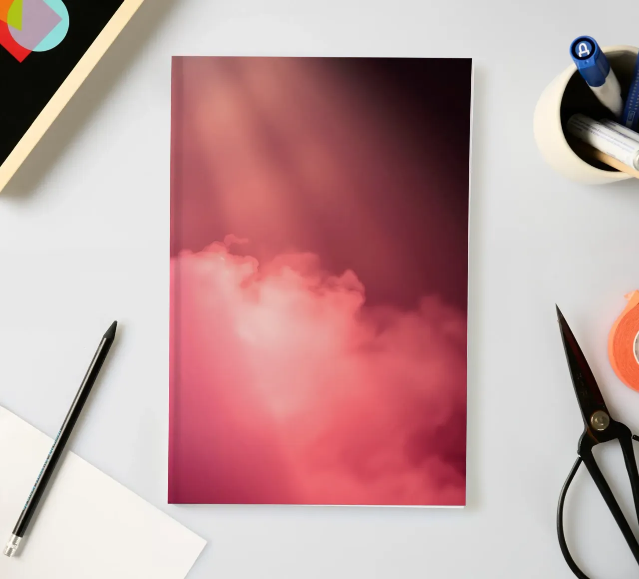 Sfondo astratto rosa tenue con fasci di luce colorati diario da DesignDoodle