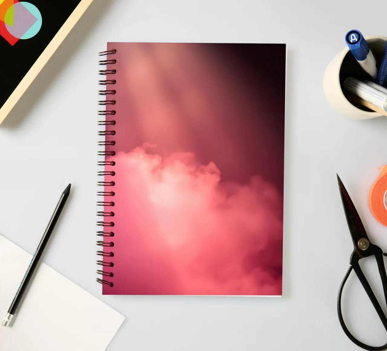 Sfondo astratto rosa tenue con fasci di luce colorati diario ad anelli da DesignDoodle