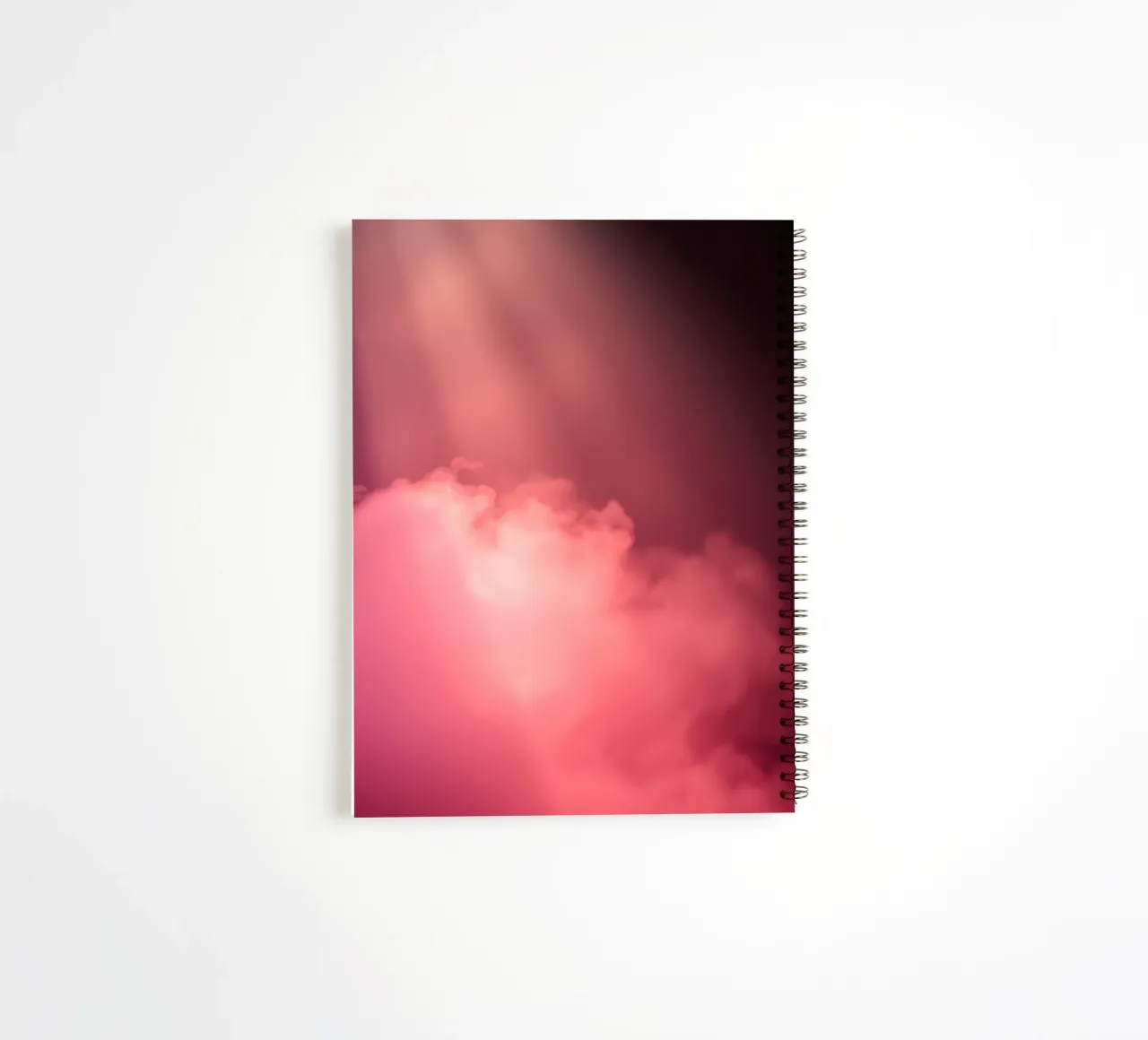 Sfondo astratto rosa tenue con fasci di luce colorati diario ad anelli da DesignDoodle