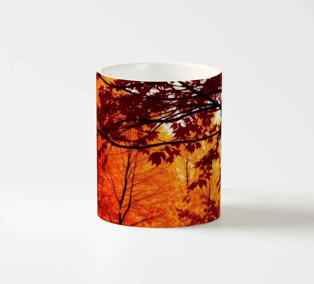 Herbstlaub in leuchtenden Rot- und Orangetönen Keramik Tasse von DesignDoodle