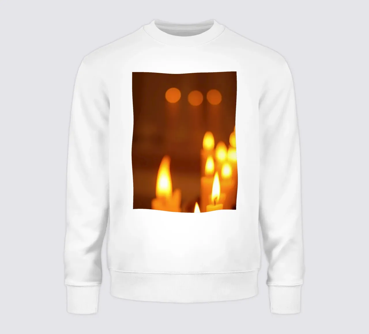 Sanfter Schein der flackernden Kerzenflammen beruhigt die Atmosphäre Sweatshirt von DesignDoodle
