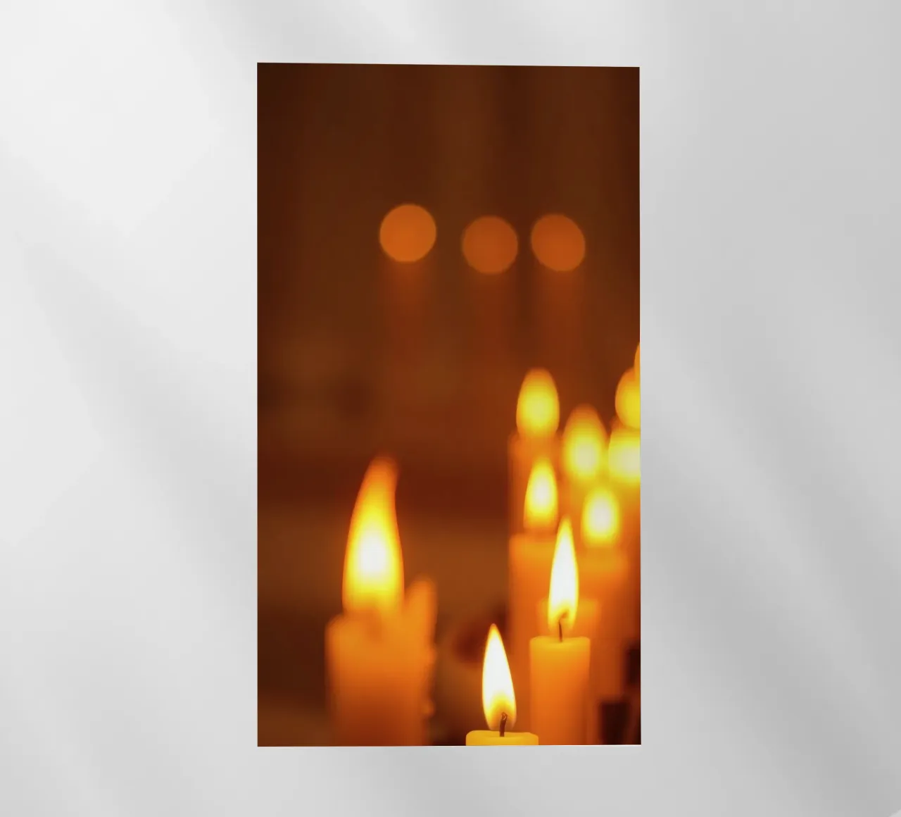 Il tenue bagliore delle fiamme tremolanti delle candele rasserena l'atmosfera pellicola backlit da DesignDoodle