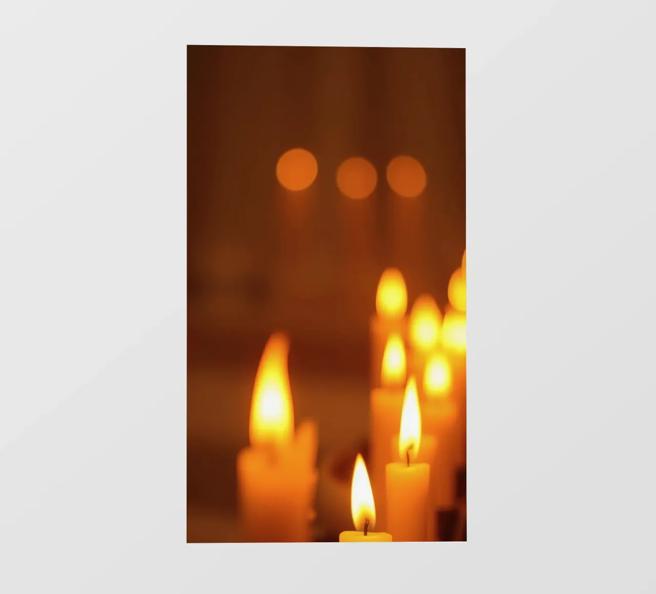 Il tenue bagliore delle fiamme tremolanti delle candele rasserena l'atmosfera pellicola backlit da DesignDoodle
