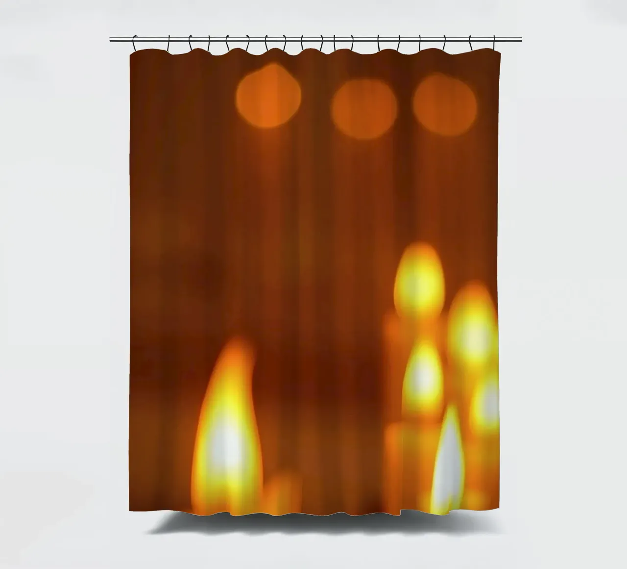 Sanfter Schein der flackernden Kerzenflammen beruhigt die Atmosphäre Duschvorhang von DesignDoodle