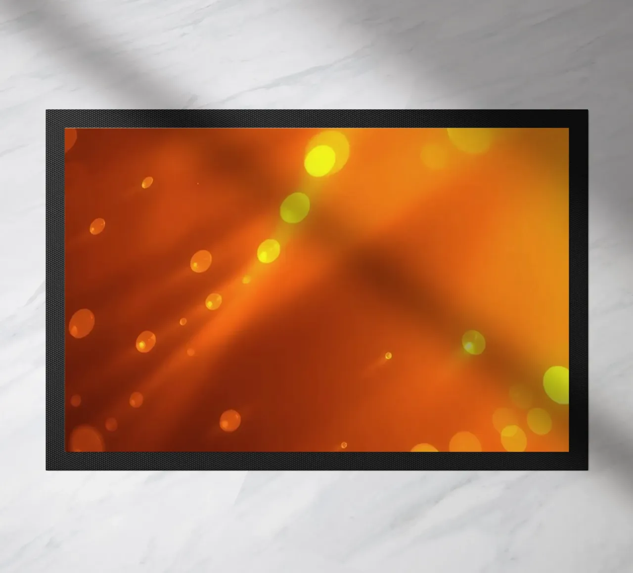 raggi di luce arancione incandescente ed effetti bokeh zerbino da DesignDoodle