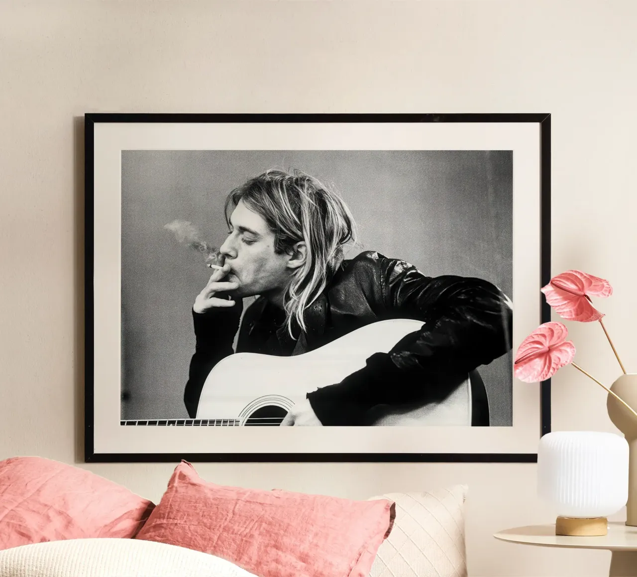 Kurt Cobain Classico B&N poster con telaio in plastica da Beth Pop Culture