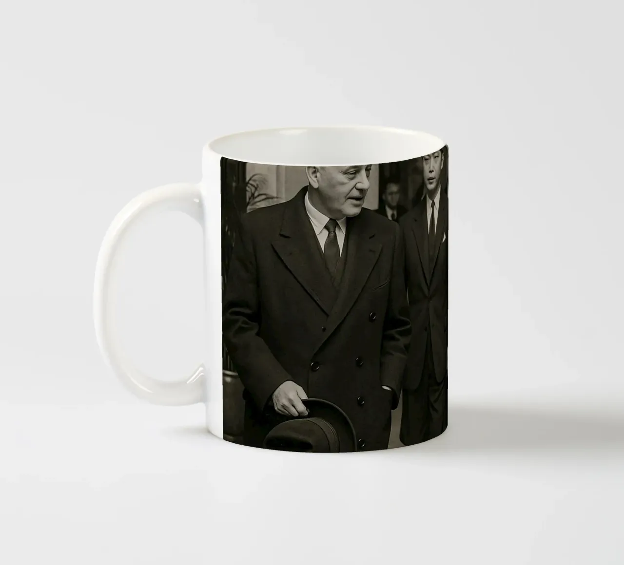 Personaggi di spicco che attraversano la hall di un grande albergo tazza in ceramica da DesignDoodle