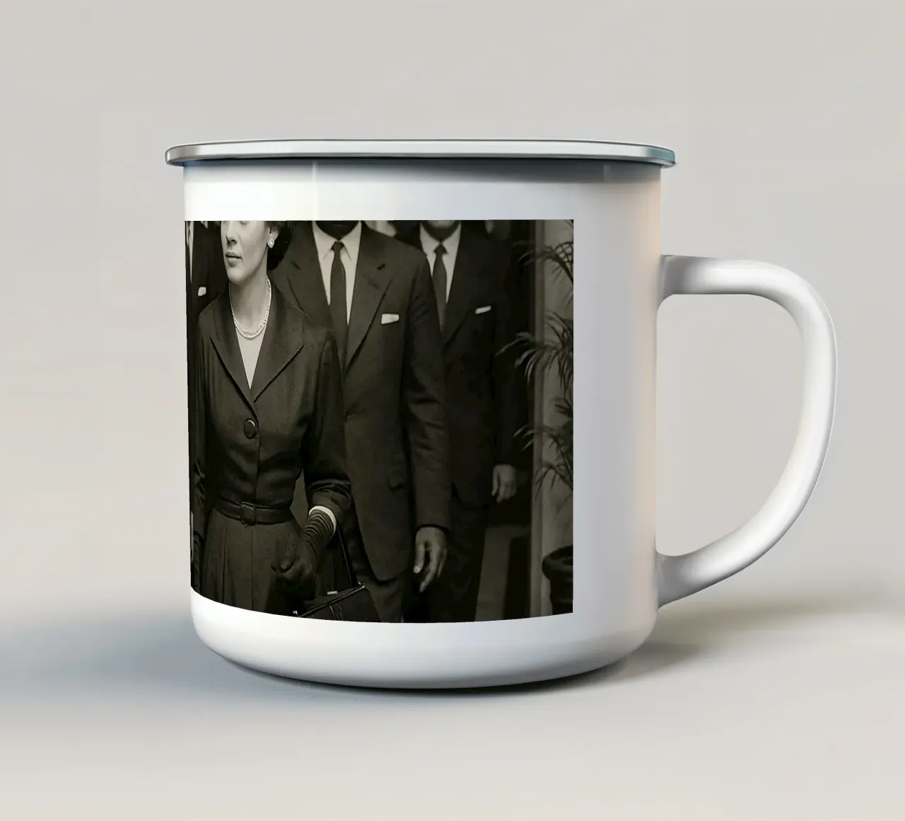 Personaggi di spicco che attraversano la hall di un grande albergo tazza in smalto da DesignDoodle