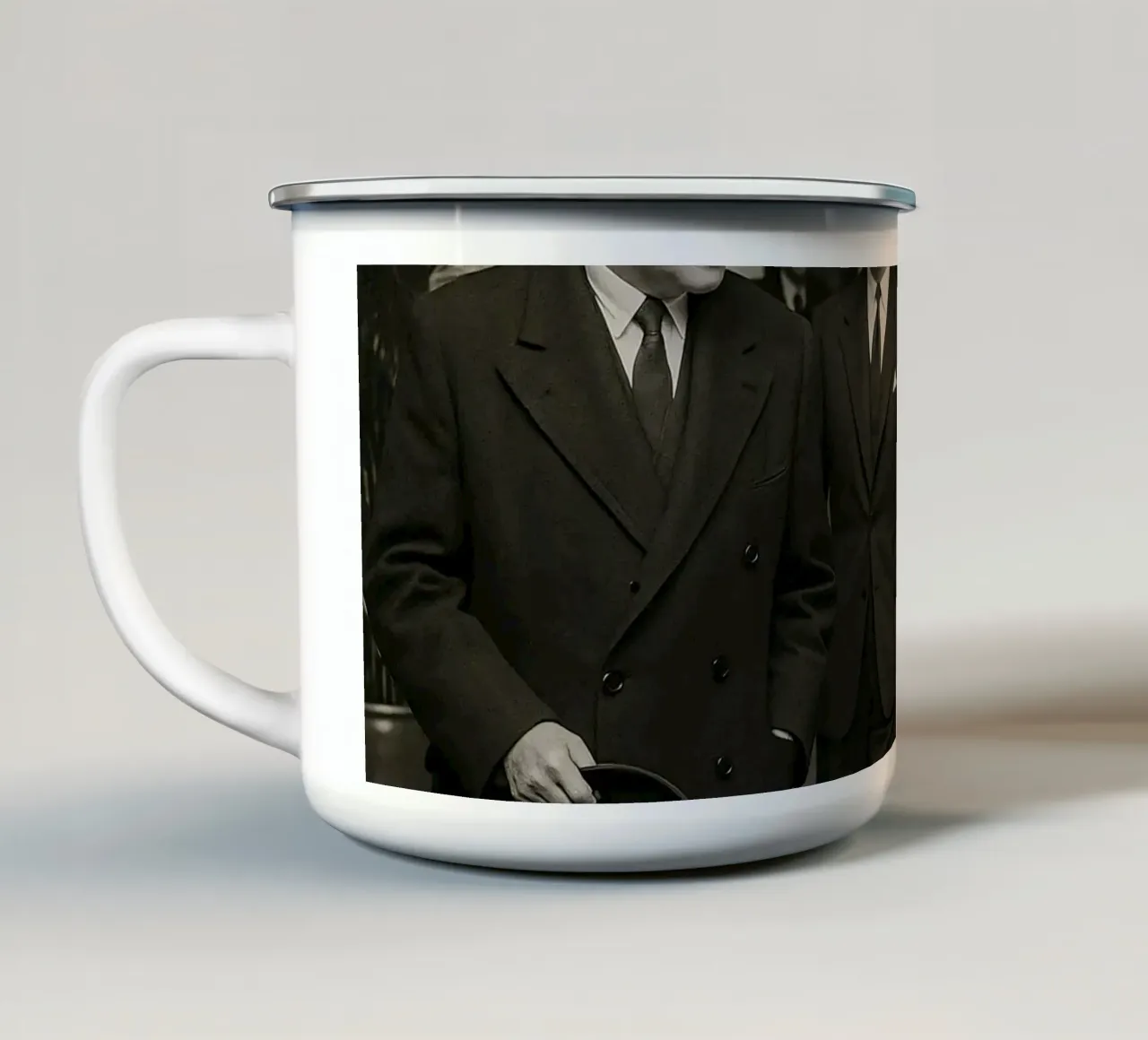 Personaggi di spicco che attraversano la hall di un grande albergo tazza in smalto da DesignDoodle