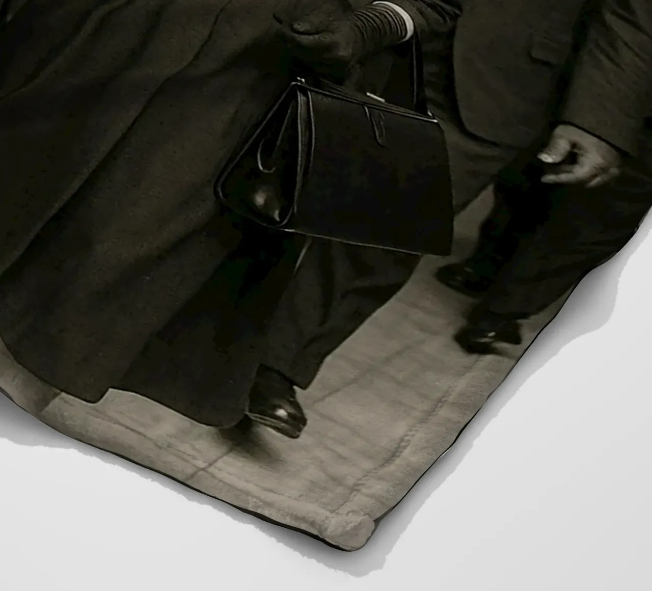 Personaggi di spicco che attraversano la hall di un grande albergo coperta in pile da DesignDoodle
