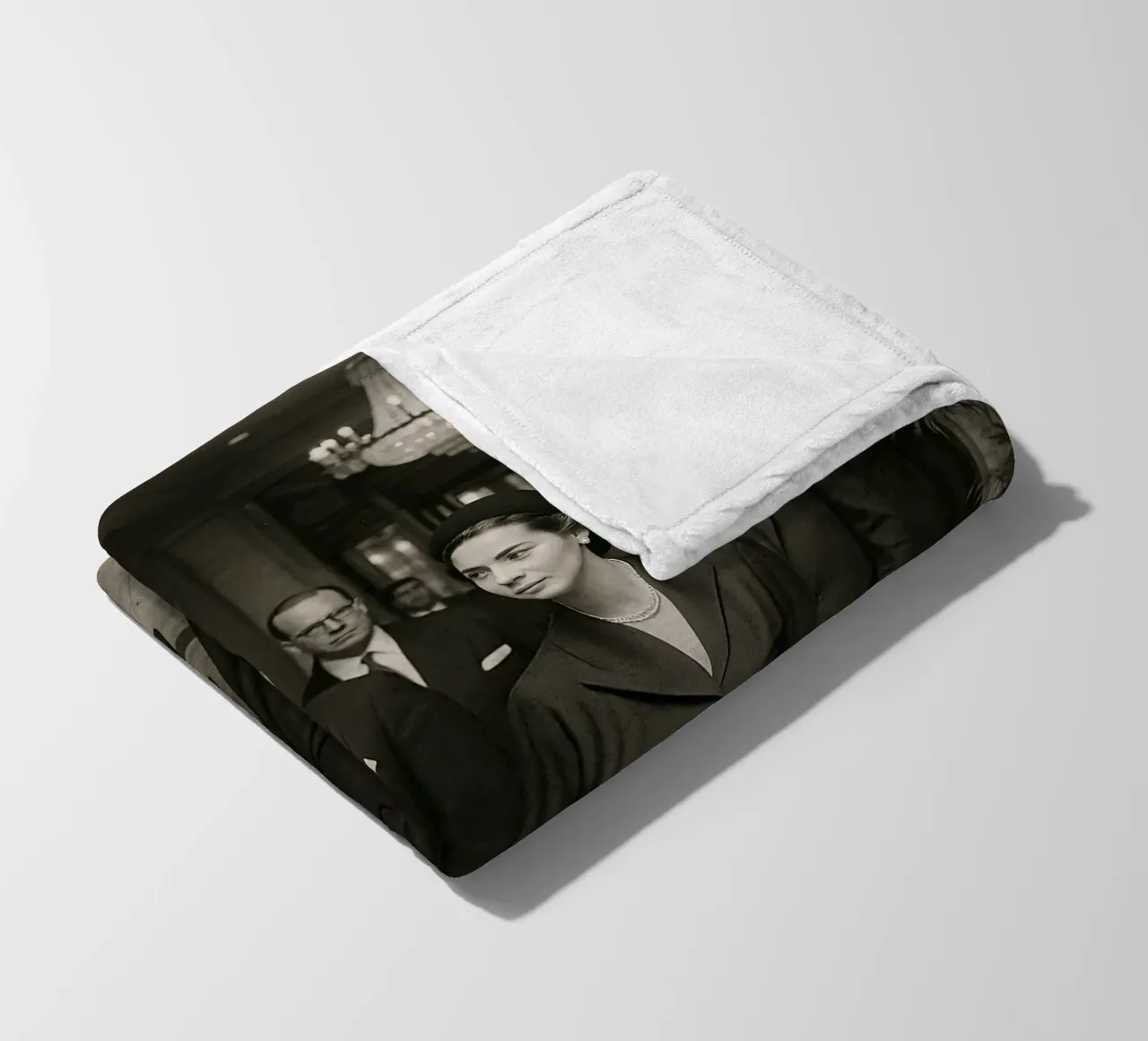 Personaggi di spicco che attraversano la hall di un grande albergo coperta in pile da DesignDoodle