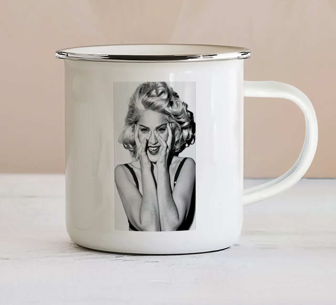 Ritratto di Madonna d'epoca tazza in smalto da Beth Pop Culture