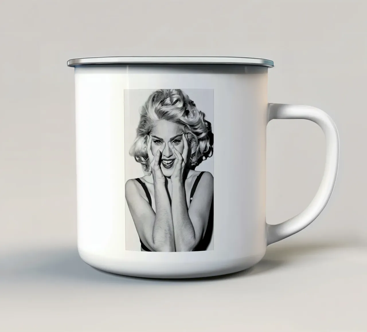 Ritratto di Madonna d'epoca tazza in smalto da Beth Pop Culture