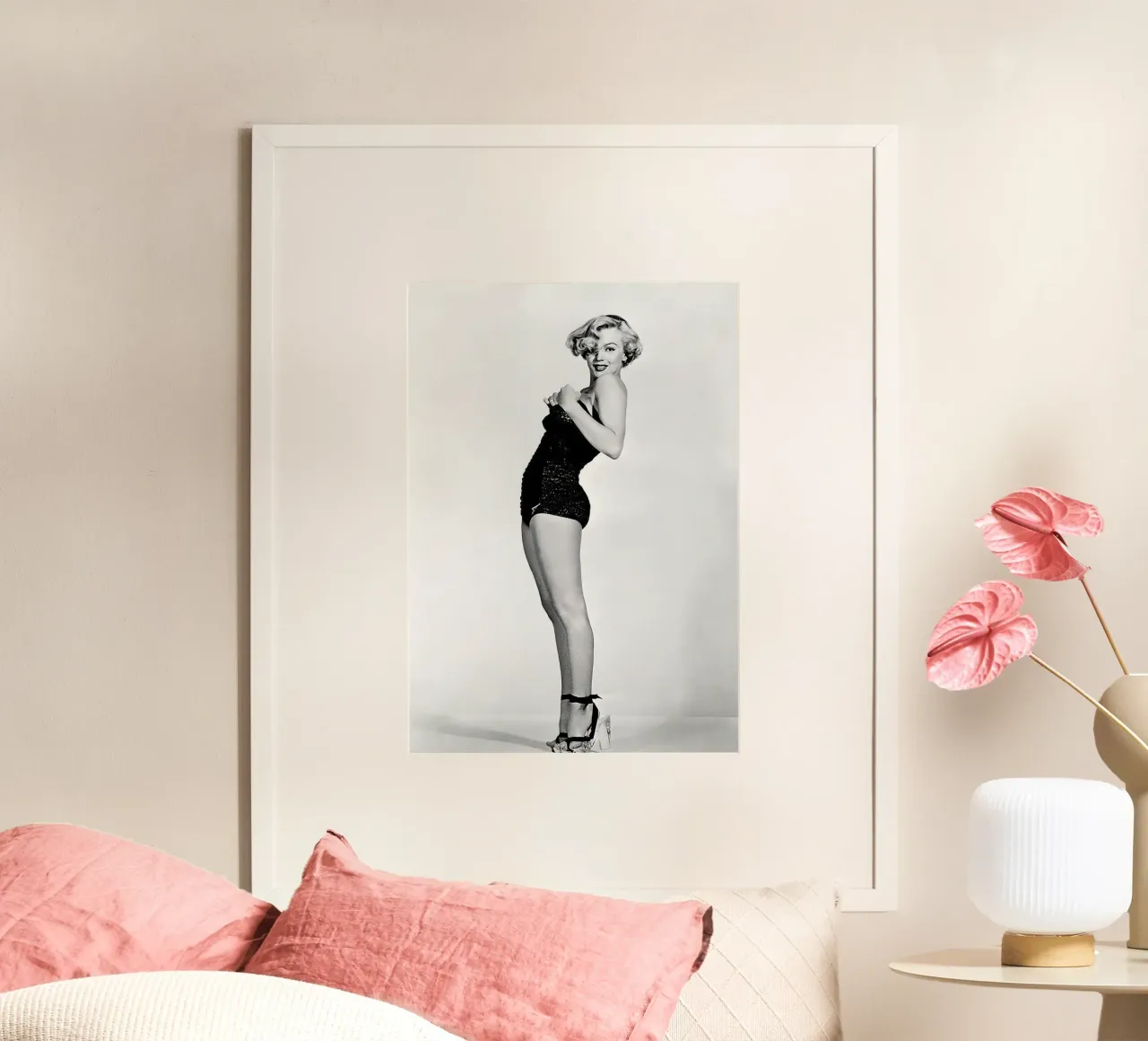 Marilyn Monroe - Tacchi alti poster con telaio in alluminio da Beth Pop Culture